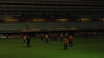 Unión Española reconoció el césped de La Bombonera