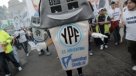 Argentinos aguardan la nacionalización de YPF en el Congreso