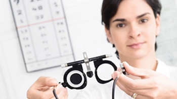   Estudiar demasiado causa miopía, según investigación 