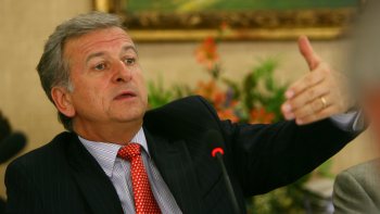 Ministro de Hacienda: No está garantizado que Chile se mantenga ajeno a la crisis