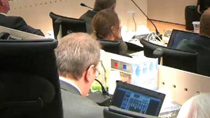   Juez fue sorprendido jugando solitario en juicio por masacre de Noruega 