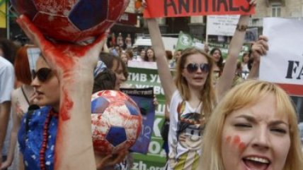 Una protesta animalista sorprendió a la Eurocopa