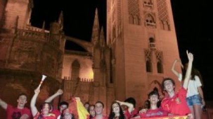 Los festejos de los hinchas españoles tras conquistar la Eurocopa 2012