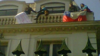   Con 18 detenidos terminó toma de Andha Chile de sede de Renovación Nacional 