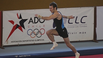   Tomás González en su partida a Londres: 