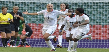 Las anfitrionas celebraron en el arranque del fútbol femenino olímpico