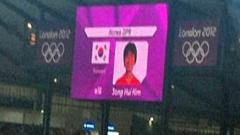 Futbolistas de Corea del Norte se indignaron por error en su bandera, pero festejaron victoria