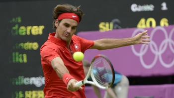 Roger Federer extremó recursos para superar en su debut al aguerrido Alejandro Falla