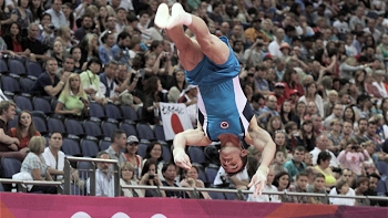 Tomás González espera por su clasificación en salto y suelo tras brillante jornada