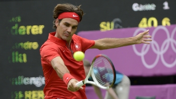 Federer derrotó a Julien Bennetau y se instaló en octavos de final en Londres