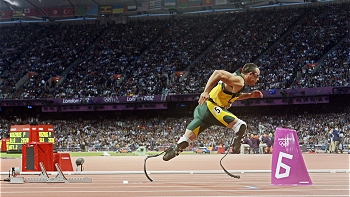 Oscar Pistorius vio frustrada su actuación en los 4x400 metros