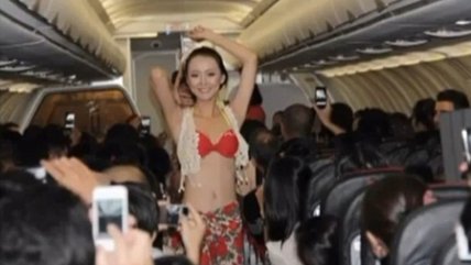   Este es el desfile en bikini en un avión que terminó con millonaria multa 