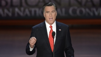 Con Clint Eastwood como orador, Romney aceptó candidatura republicana