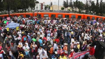 Cientos de mexicanos protestaron contra el gobierno de Felipe Calderón