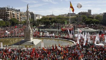 Miles de españoles marchan otra vez a Madrid rechazando recortes