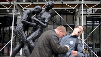 Una escultura gigante recuerda el cabezazo de Zidane a Materazzi