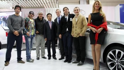   Figuras de la TV y el deporte disfrutan del Salón del Automóvil 