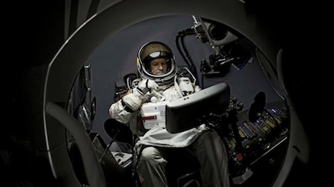  Video En Vivo: Hombre salta desde la estratósfera en caída libre  