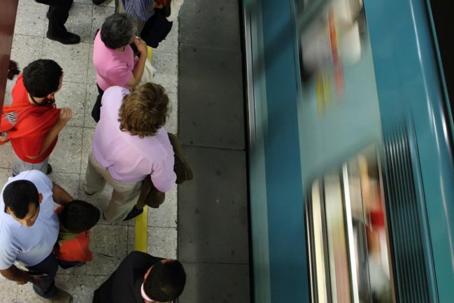 Persona cayó a las vías del Metro en estación Salvador