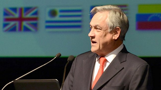 Piñera llama a la calma ante brote de meningitis: 