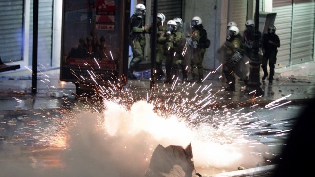 Parlamento griego aprobó austero presupuesto 2013 en medio de protestas sociales