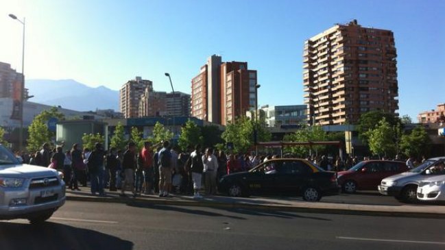 Usuarios del Transantiago bloquearon el tránsito en Apoquindo con Manquehue