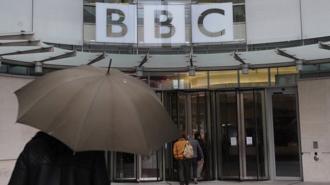 La BBC alejó de sus cargos a los jefes de sus informativos