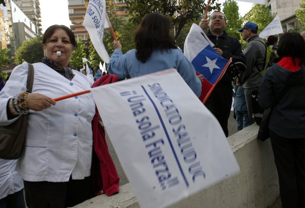 Red Salud UC mantiene plan de contingencia ante huelga del sindicato