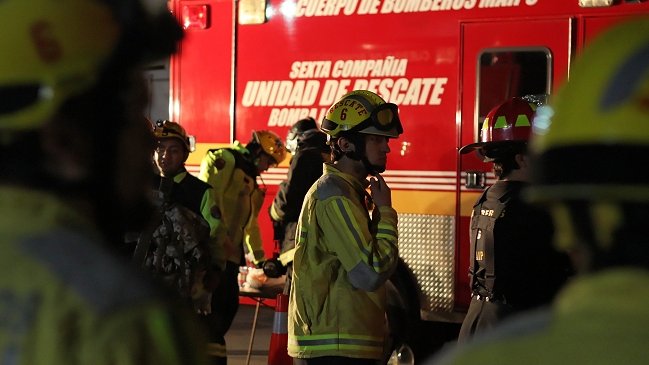 Al menos tres heridos dejó explosión en local de comida peruana en el centro de Santiago