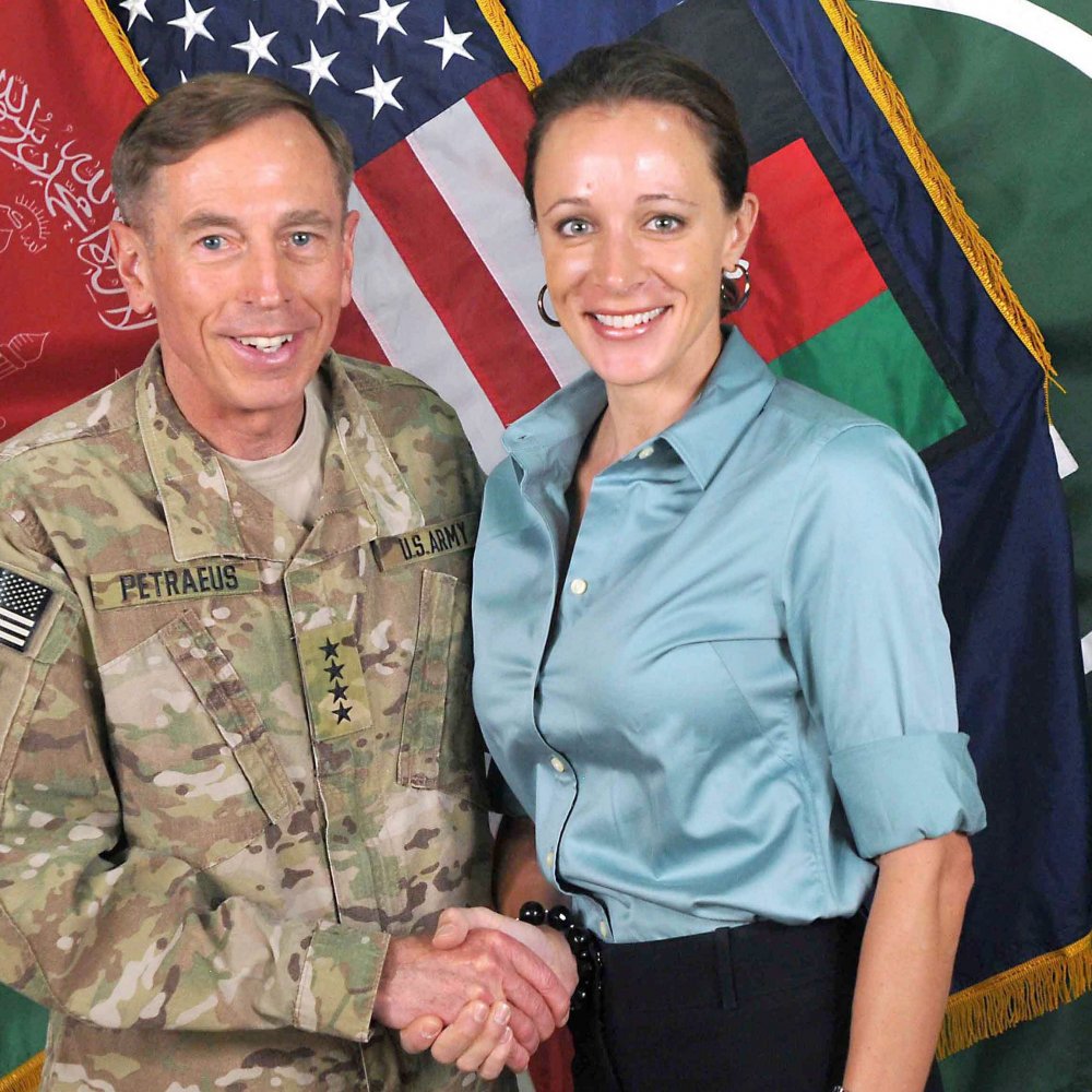 Ex director de la CIA pidió a su amante que cesara las amenazas contra una amiga