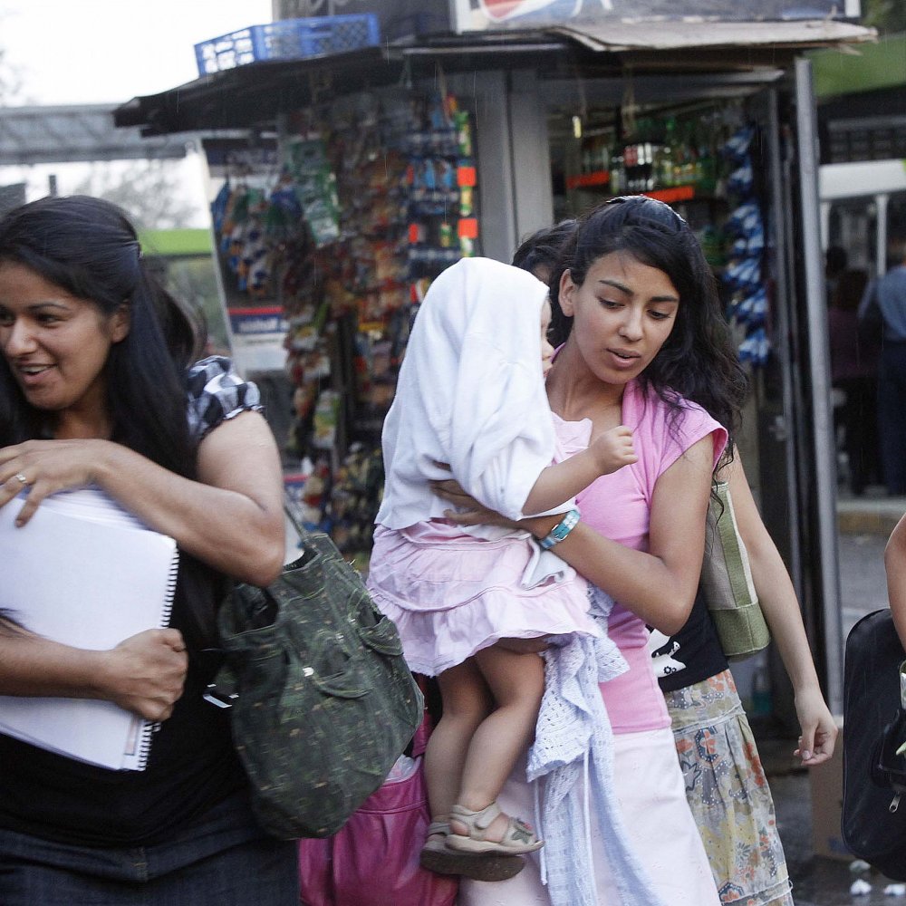 Llovizna sorprendió a Santiago este viernes