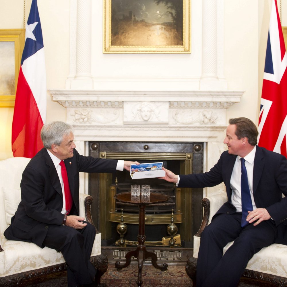 Piñera enfrentó protestas en Londres por la situación mapuche