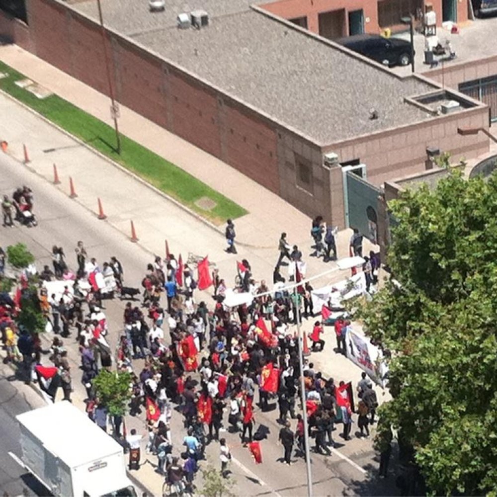 Cerca de 200 personas protestaron contra bombardeos a Gaza frente a embajadas de Israel y EE.UU.