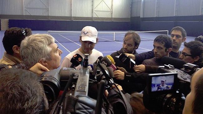 Rafael Nadal retomó los entrenamientos en cancha
