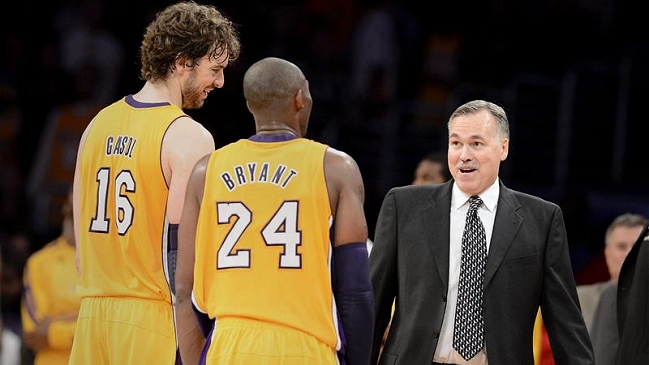 Mike D'Antoni debutó con sufrida victoria al mando de los Lakers