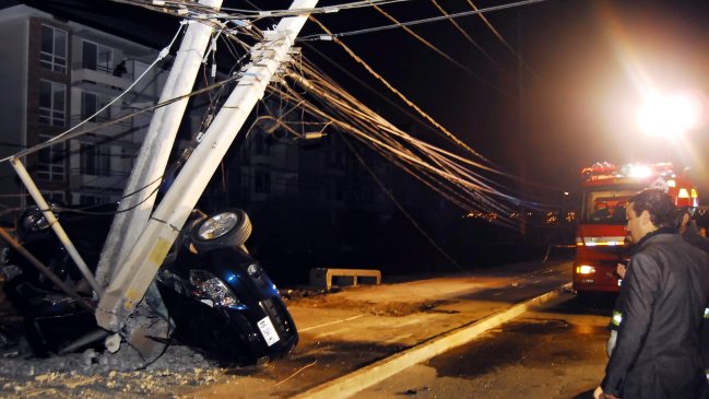 Ladrones de autos terminaron incrustados en un poste