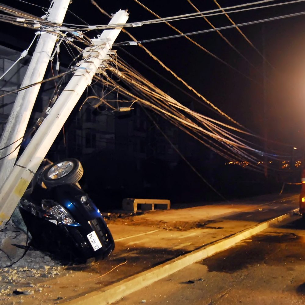 Ladrones de autos terminaron incrustados en un poste