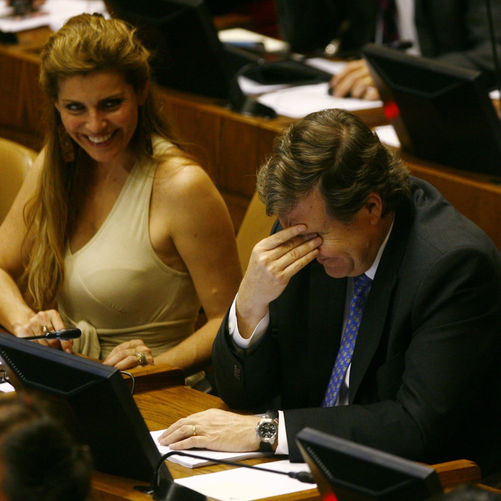 Presidente UDI y diputada Andrea Molina fueron sorprendidos viendo película en el Congreso