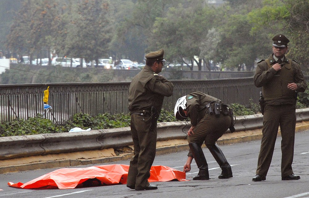 Joven fue atropellado por varios autos en la Costanera Andrés Bello