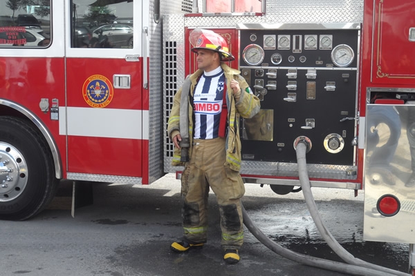 Humberto Suazo se vistió de bombero para campaña benéfica en México