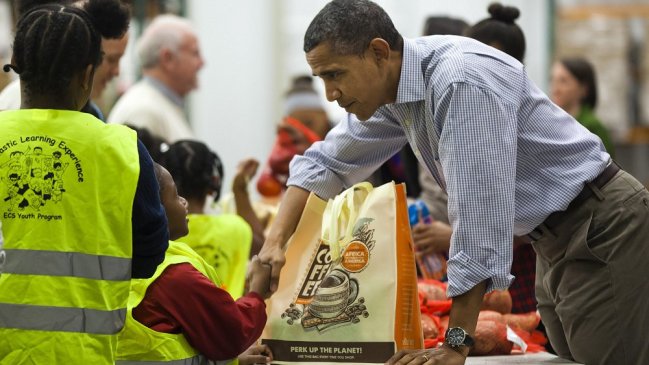 Familia Obama repartió comida en vísperas del Día de Acción de Gracias