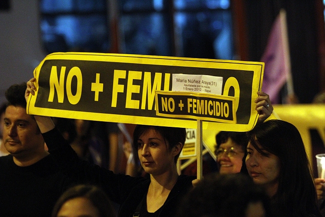 Mujeres protestaron contra la violencia de género en Santiago
