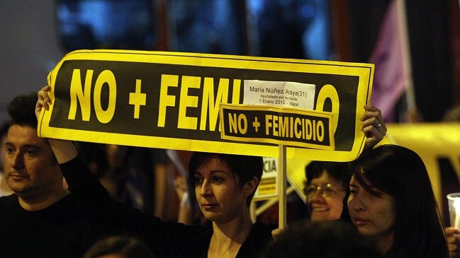 Mujeres protestaron contra la violencia de género en Santiago