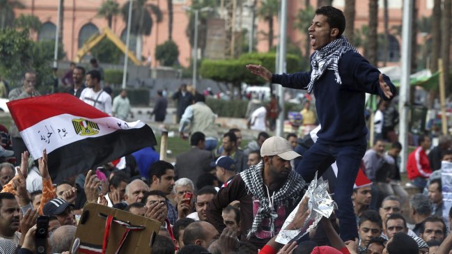 Miles de egipcios protestaron por blindaje de su presidente