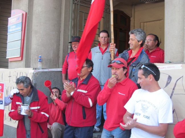Trabajadores de Correos protestan en Talca por mejoras salariales