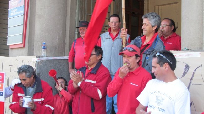  Trabajadores de Correos protestan en Talca por mejoras salariales  