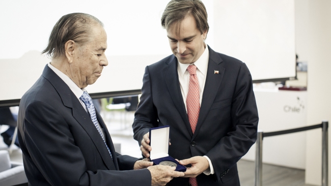 Lucho Gatica recibió Orden al Mérito Pablo Neruda