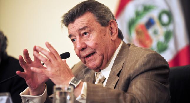 Canciller peruano no quiere congresistas en La Haya: 