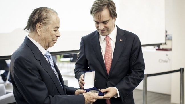 Lucho Gatica recibió Orden al Mérito Pablo Neruda