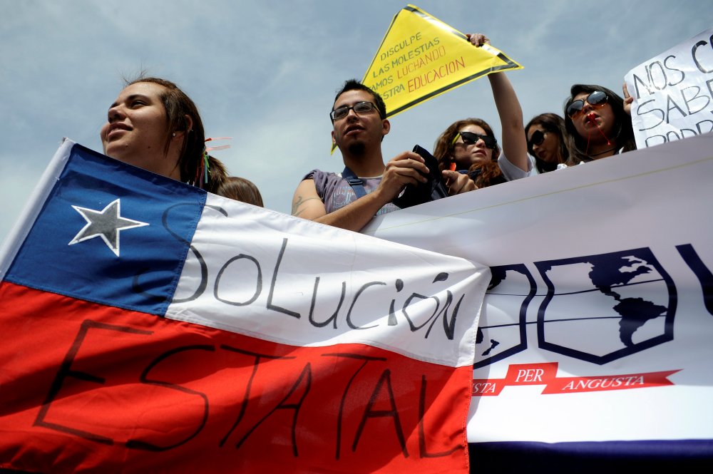 Estudiantes de la Universidad del Mar marchan por Santiago